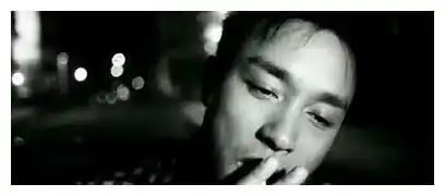 无法重拍的瞬间张国荣吸烟,邓丽君持枪,巩俐与莫言罕见同框