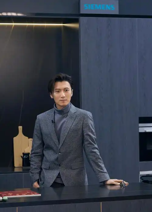 40岁的男人穿西装,不要太死板跟谢霆锋学混搭,酷帅又有型