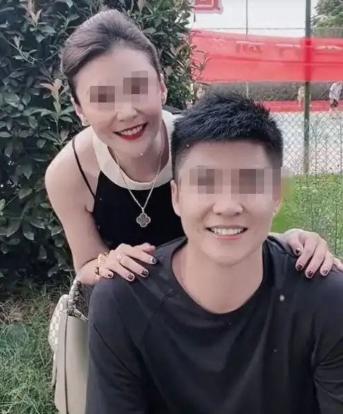 相差近20岁的姐弟恋,28岁男子恋爱46大龄女缘分来了挡都挡不住