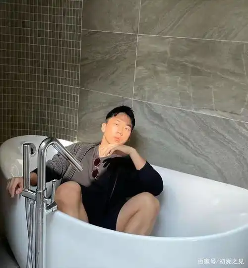 肌肉男模造型潮范,拍摄的写真也很有创意,真是一个酷酷的boy