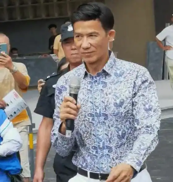 61岁李子雄到南宁走穴,腰杆笔直头发乌黑,网友他老婆才38岁