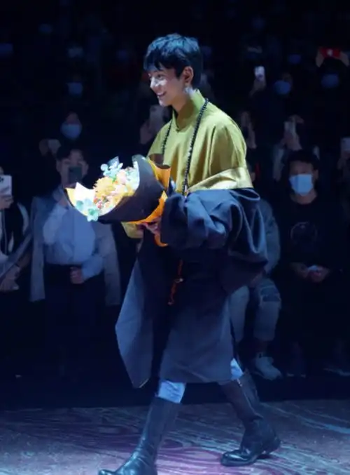 丁真黑领带白衬衣,黑色西装帅到无语,摘掉墨镜瞬间暴男人本色