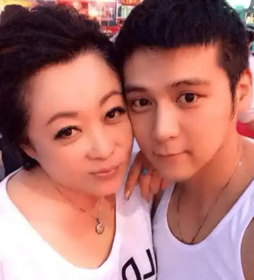 58岁张海燕专注网恋,老牛吃嫩草,抱小28岁高富帅丈夫