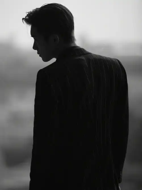 易烊千玺混合两种男性魅力先生亦少年,满满的霸道总裁既视感