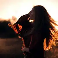 飘逸黑发孤单简洁女生背影头像请赏赐几张吧