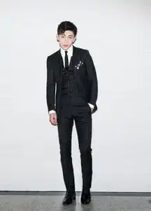 被邓伦帅到窒息烂大街的白t居然穿出国际范,被抓拍也毫无瑕疵