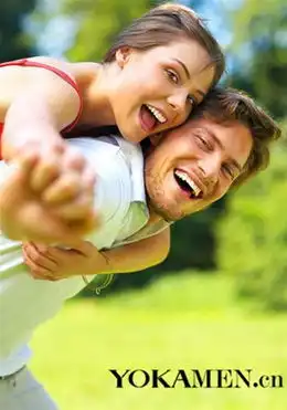 美国一夫妻以山火为背景拍婚纱照