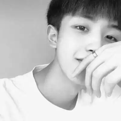 帅气男生黑白头像,长的帅了不用美颜一样好看