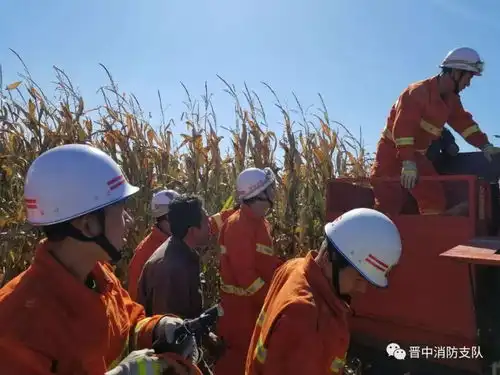 寿阳宗艾村收玉米,男子手被卡进收割机,情况紧急