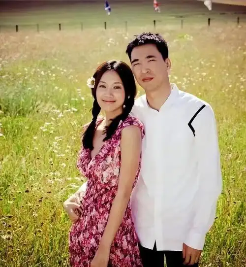 48岁徐静蕾在农场体验生活,穿孕妇裙难掩女神气质,不结婚真可惜