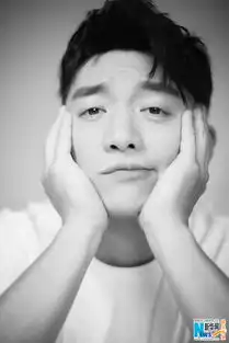 郑恺黑白写真曝光慵懒个性显型男魅力