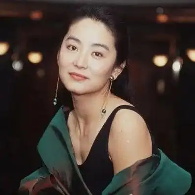 消失20年后,不老女神林青霞强势回归女人的高级魅力,是智慧与美貌并存