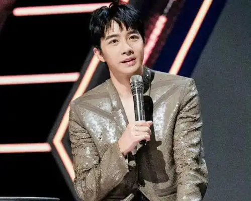 俞灏明顶流出道却遇爆炸被毁容,隐退数年,今和女友大方秀恩爱