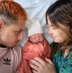 小豌豆在父亲节这天喜得一名男婴,小男孩取名叫诺亚