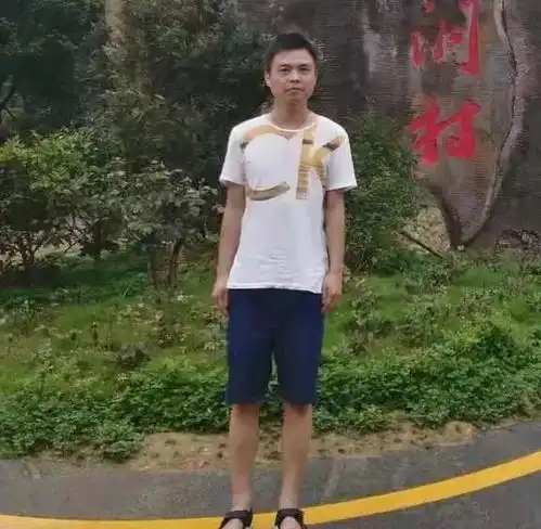 惊魂一刻衡阳一男子勇救落水小男孩