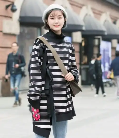 路人街拍,黑白条纹的休闲裤搭配牛仔裤,给人清爽利落的感觉