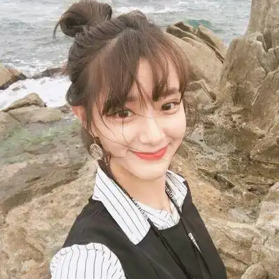 搞笑gif趣图妹子,我终于知道你为啥穿那么大的羽绒服了,太机智