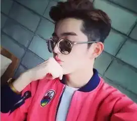 瓜子脸男生适合的时尚中分复古发型