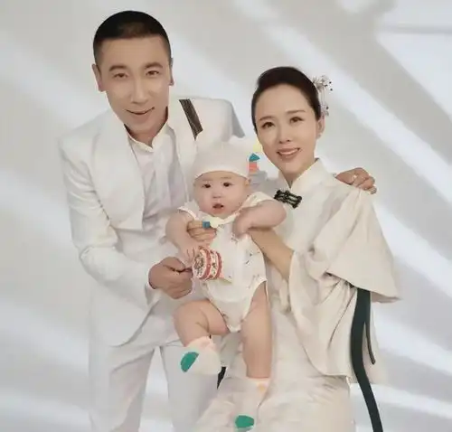 颜丹晨她老公还是头一回见,没有多帅,没有多俊