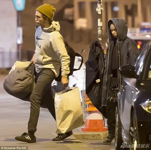 组图暮光男巴黎爱之旅护花新女友浪漫拥吻