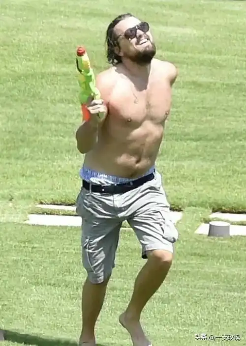 太幻灭亚当和男友海边热吻,肥硕身材堪比小李子玩水枪