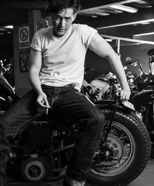 男星骑摩托车的样子,王源帅气,金瀚霸气,而他被嘲有点娘