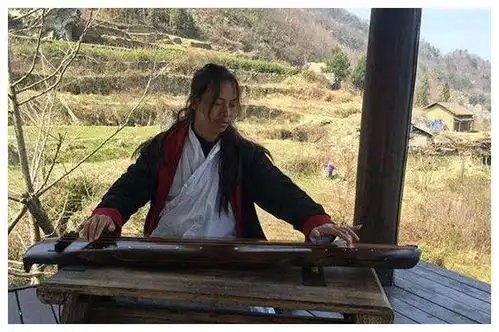 男子隐居海拔千米深山8年,跟女弟子结婚生娃,现在过得咋样