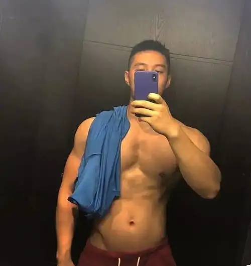 大鼻子帅哥摔倒在健身房引网友围观