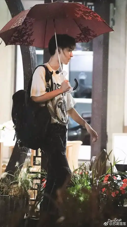 有没有一些王俊凯的高清图片适合做电脑桌面或是一些蓝海图