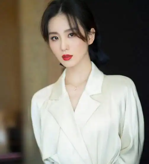 35岁刘诗诗气质依旧,葫芦型身材惹人爱