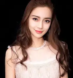 杨颖被爆疑耍大牌,让助理为其穿鞋穿袜,遭到网友疯狂热议