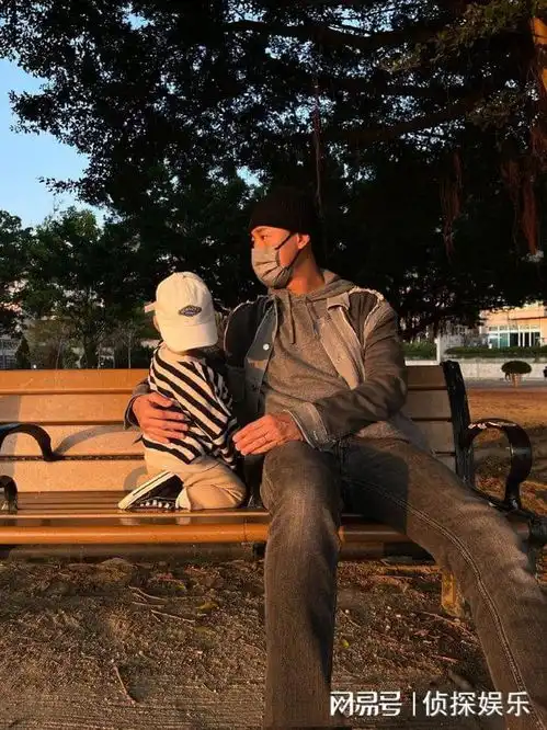 张馨月晒出游照,与林峯贴头合影狂撒糖,一家三口久违同框好幸福