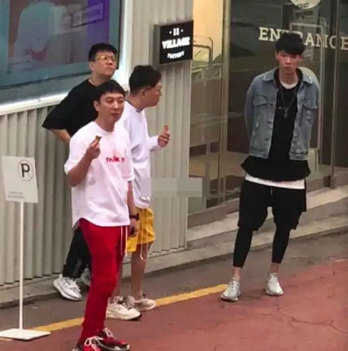 王思聪韩国首尔逛街获三位美女相伴,豪购不断全部买单