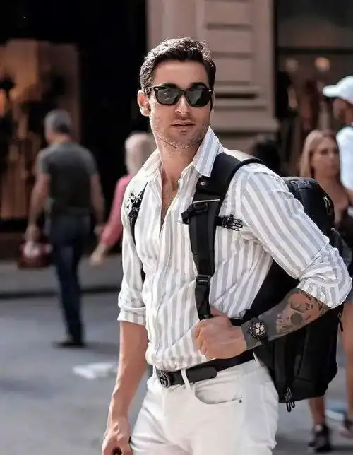 条纹衬衫的时髦搭配,呈现多元风格,中年男士也适合这样穿