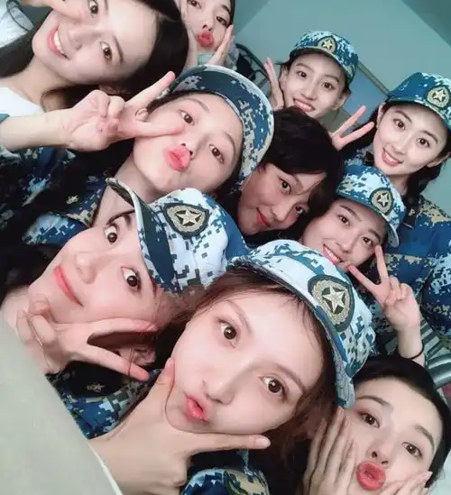 两男学生在楼道睡觉,他俩的行为引争议,同学在同一被子里面