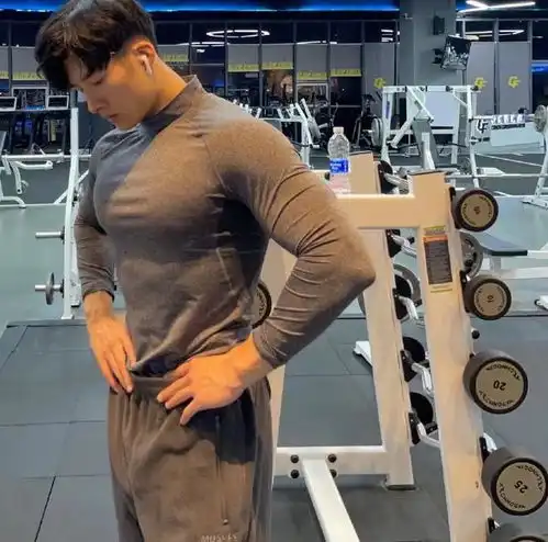 贵州25岁大学老师一夜爆火,酷爱健身,一身健壮肌肉圈粉无数