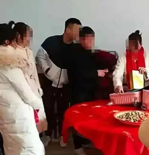 23岁美女被逼婚,中年男子送出20万彩礼,父母是个好女婿