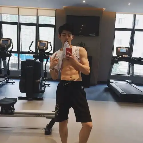 青春阳光的小鲜肉身高180,六块腹肌引发网友疯狂舔屏