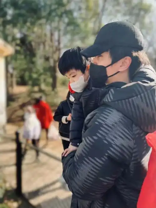 陈妍希晒陈晓父子合照,小星星和爸爸如复制黏贴,超高颜值获赞赏