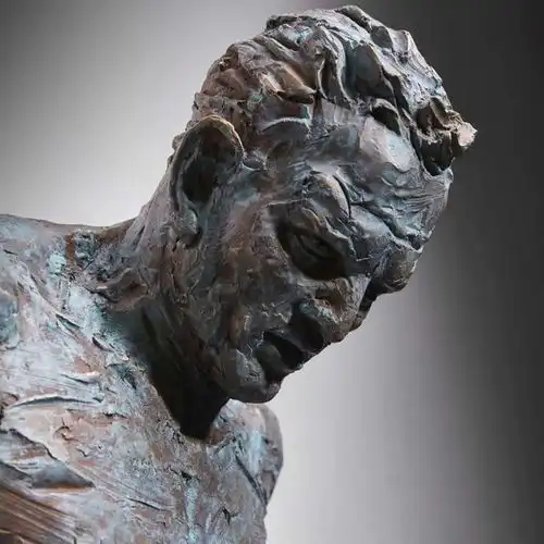 破墙而出的个性,艺术家普格利泽强劲伟岸的男性人体雕塑