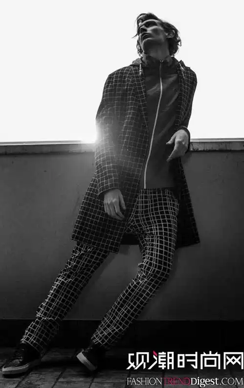 cristiisofii携手lucasdambros演绎中东版lofficielhommes2017年春夏杂志封面高清图片