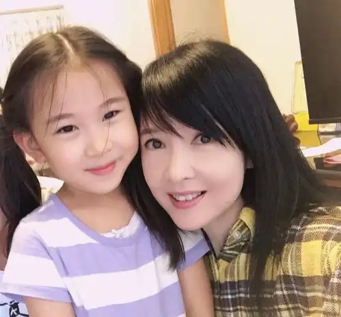 55岁周慧敏为侄女庆生,穿格子衬衫婴儿肤质好q弹,没生娃就是嫩