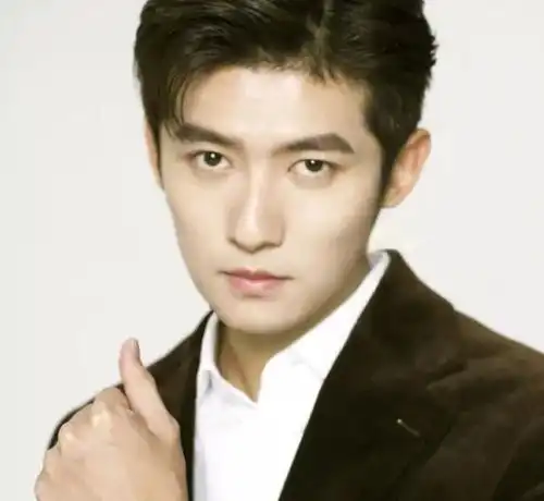 他出道4年不温不火,终于凭瞎子一角走红,张若昀都力挺他