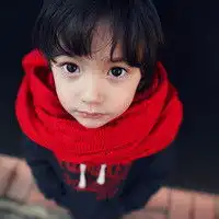 求这个小女孩头像的情侣头像,小男孩头像..谢谢了啊