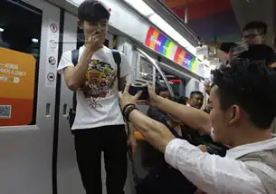 北京地铁彩虹车厢内现男男求婚获网友祝福