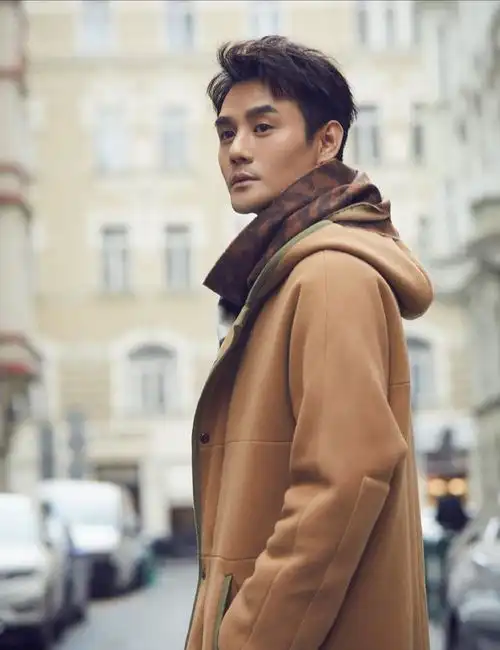 王凯打造成熟男人穿搭,轻松驾驭大衣和西装,王鸥米色装扮太迷人