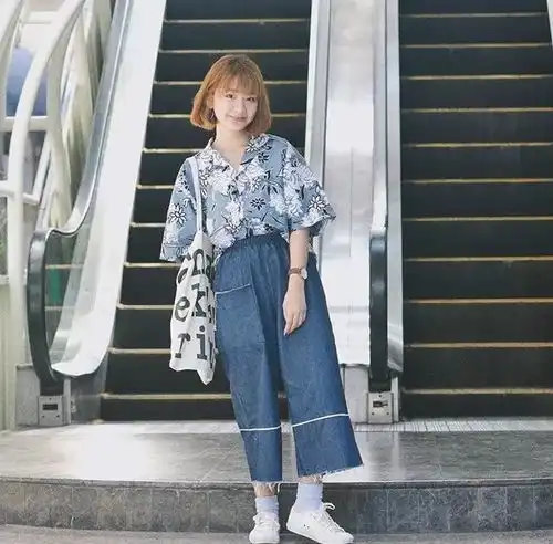 50多张穿搭模板,这个小个子姑娘每张照片都想用来当头像