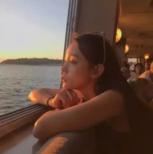 头像篇在光怪陆离的城市里,取悦自己