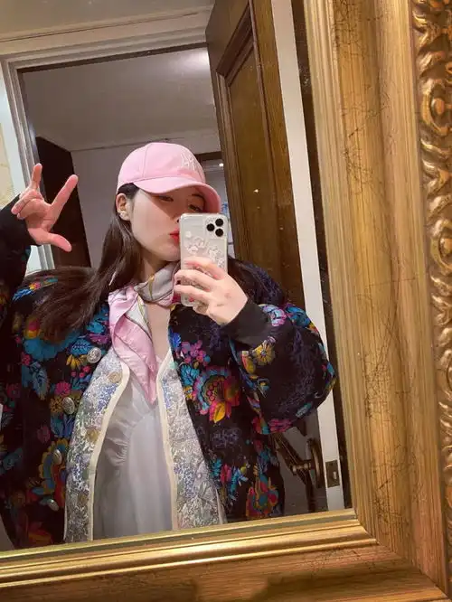 金泫雅好任性,叠搭两件奶奶风碎花外套,一般人真不敢这么穿