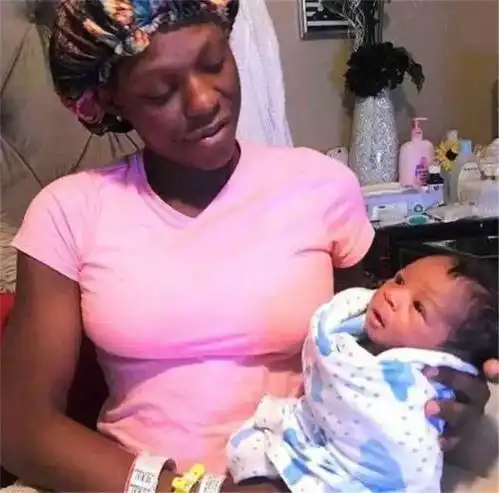 爱的印记姐姐在腹中被弟弟吸收,化身最美胎记留在弟弟腿上